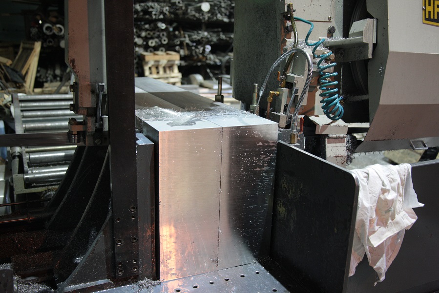 Процесс резки алюминиевых плит на прямые заготовки.